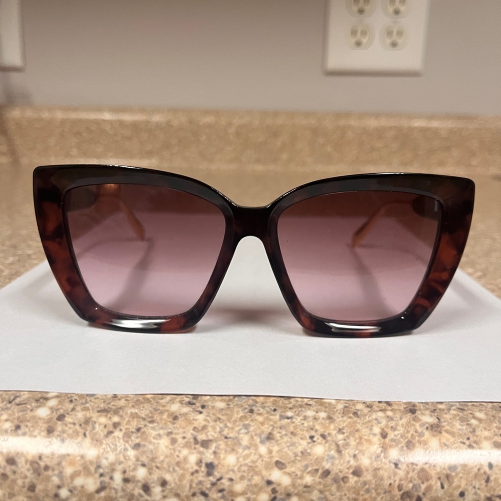 Jessica Simpson sunglasses, very good condition